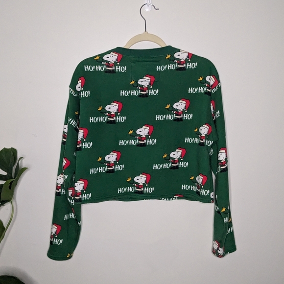 American Eagle Snoopy Peanuts Christmas Crop Sweatshirt Green White Red Size S - Picture 7 of 7